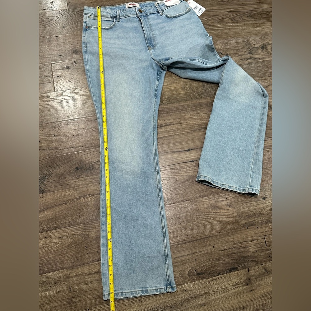 Wrangler Women’s High-Rise Bootcut Jeans
Size: 14 / 32x32 - Picture 7 of 14